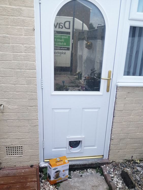 Cat flap fitters Battle Hill and Wallsend